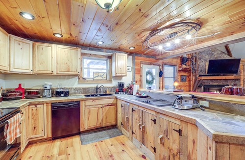 Butler Cabin | Pet-Friendly Butler Cabin w/Hot Tub, Walk to Lake