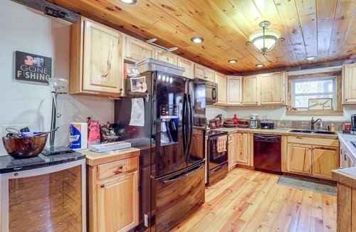 Butler Cabin | Pet-Friendly Butler Cabin w/Hot Tub, Walk to Lake