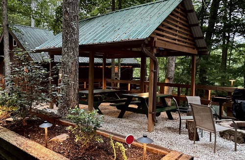 Zoe Cabin | Pet friendly cabin in Red River Gorge/Cliffview Resort with hot tub and wi-fi