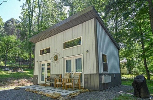 Thayerville Cabin | Pet-Friendly Cozy Home w/Hot Tub & Fire Pit