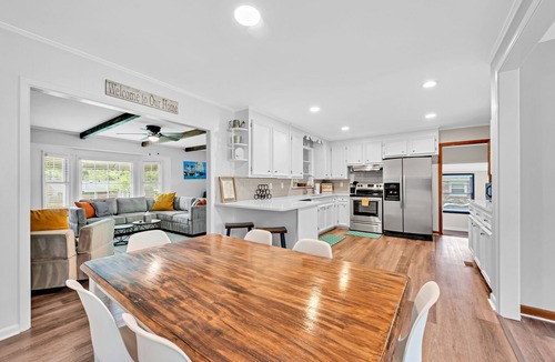 Hanahan House | Pet friendly home + Yard & Ping Pong! 5 mins to Park Circle, 15 mins to downtown