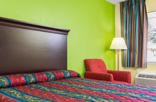 Orlinda Hotel | Pet-Friendly King Bed Room w/Microwave near The Mint Gaming Hall Kentucky Downs