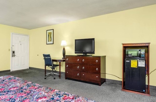 Orlinda Hotel | Pet-Friendly King Bed Room w/Microwave near The Mint Gaming Hall Kentucky Downs