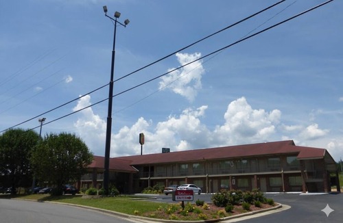 Cleveland Hotel | Pet-Friendly King Room – Free Parking & Close to Local Attractions