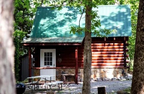 Columbia House | Pet Friendly Log Cabin with Firepit near Green River Lake in Columbia, Kentucky