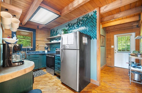 Slade Cabin | Pet friendly, new hot tub, overlooks Fork of Red River.