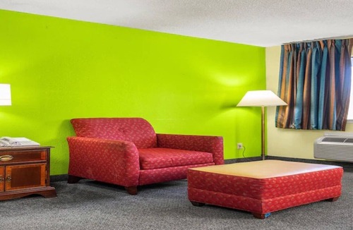 Orlinda Hotel | Pet-Friendly Rooms for Groups! | Free Parking | Minutes from Sumner Crest Winery