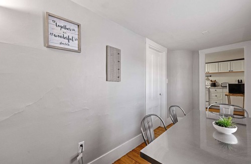 Exeter Apartment | Pet-Friendly Remodeled Exeter 2Bed1Ba Parking & Laundry