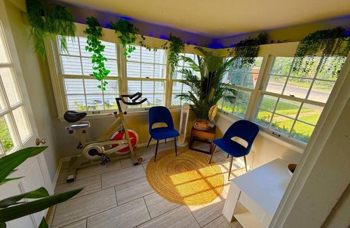 Georgetown House | Pet-Friendly Retro Home Near Horse Park & Ark