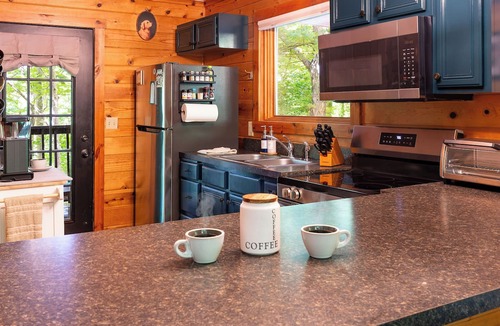 Stanton Cabin | Pet Friendly RRG Cabin Near Nada Tunnel with Hot Tub, Fire Pit & Cool A/C