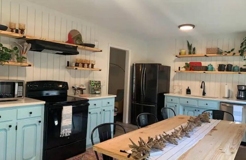 Charleston House | Pet Friendly Spacious 4BR Family Home Near Magnolia & Middleton Place, Sleeps 10