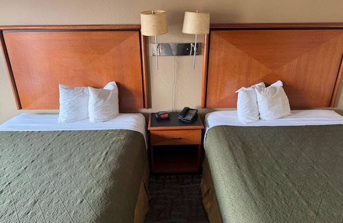 Harriman Hotel | Pet-Friendly Stay Near I-40 w/Free Parking & Breakfast - 3 Group-Friendly Rooms