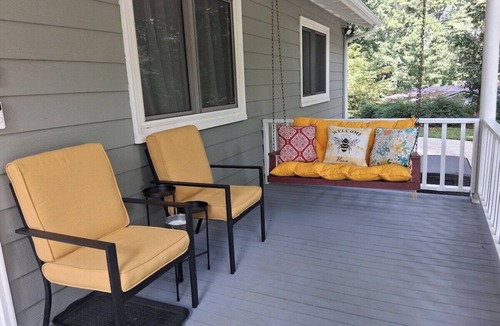 Statesville House | Pet-Friendly Wooded Retreat t3BR tMins to Downtown Statesville