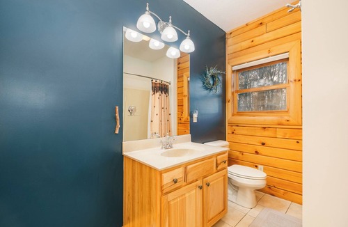 Thayerville Cabin | Pine Loom Lodge ~ Minutes to Golf, Lake & Wisp; Hot Tub, Game Room