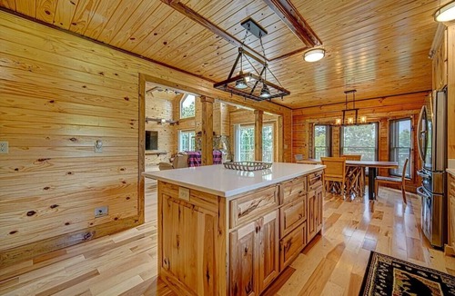 Hayesville Cabin | Pines Lodge - Private Pond-Walk in Tub