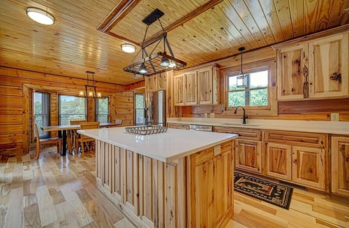 Hayesville Cabin | Pines Lodge - Private Pond-Walk in Tub