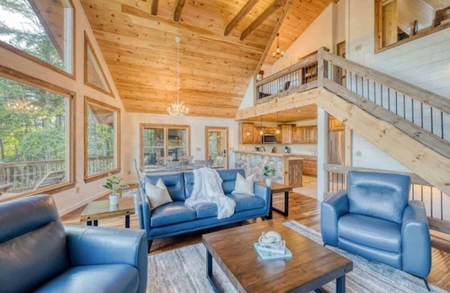 Epworth House | Pineview Escape - Hot tub, arcade & mountain views
