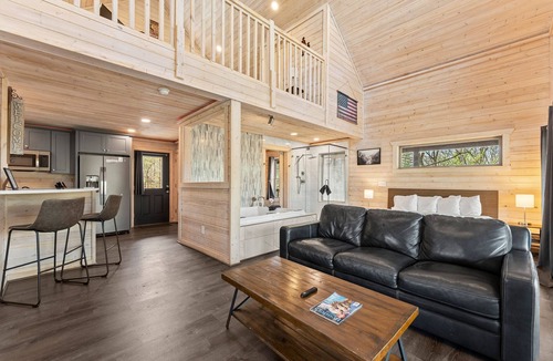 Cleveland Cabin | Pinnacle Suite Treehouse- Cedar Creek Rentals LLC