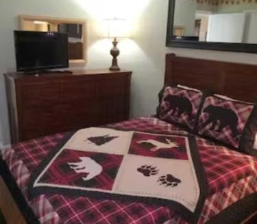 Gatlinburg - Pigeon Forge House | Pool and Hot Tub with Smoky Mountain View N Gatlinburg