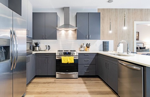 West End House | Pool + Gym + Rooftop Access | Walk to Centennial Park | Astra