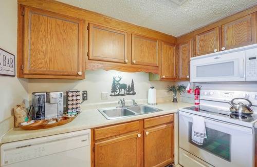 Sugar Mountain Condo | Pool & Hot Tub: Mtn-View Condo in Sugartop Resort!
