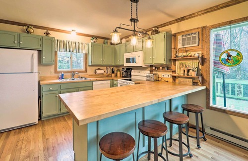 Newland Cottage | Pool & Lake Access: Mtn-View Cottage in Newland