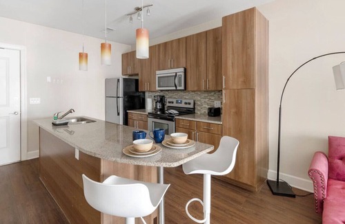 West End Apartment | Poolside Midtown one bedroom