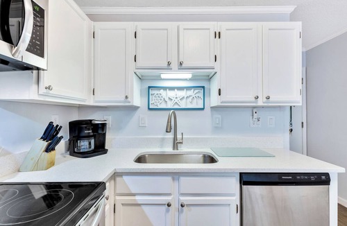 Palmetto Dunes Apartment | Port Royal Spa heaven with private beach access