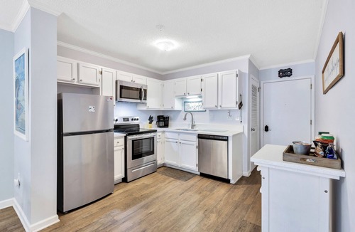 Palmetto Dunes Apartment | Port Royal Spa heaven with private beach access