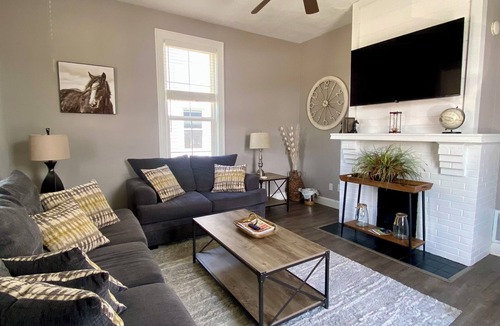 Owensboro House | Prime Downtown Owensboro Stay 2BR Steps to Riverfront & Brescia