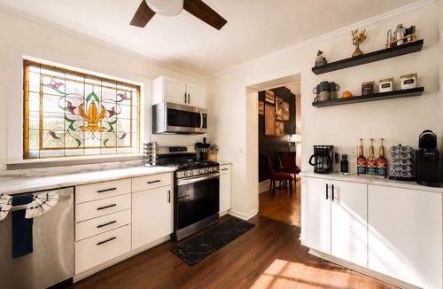Old Louisville House | Prime Escape 6Bed 5Bath Mins 2 UL/Downtown Firepit Speakeasy Luxe Amenities
