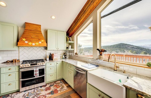 Black Hawk Cabin | Pristine Cabin, Breathtaking Views in Aspen Grove
