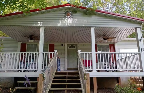 Jonesborough House | Private 1-BR Ensuite with Separate Entrance I 5min DT Jonesborough