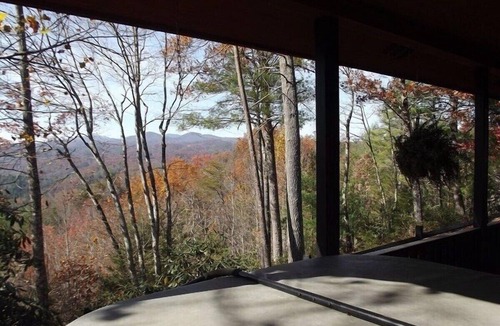 Ferguson House | Private Cabin With Stunning Mountain & Sunset Views – Hot Tub – WiFi
