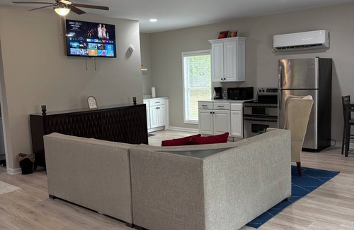 Hampton Cottage | Private Cottage Retreat- Peaceful Escape w/Parking