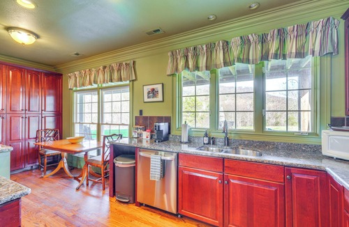 Kingsport House | Private Hot Tub: 'Bays View Lodge' in Kingsport!