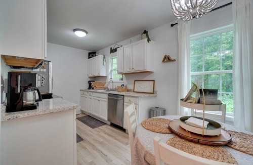 Friendsville House | Private Hot Tub & Yard! Modern Friendsville Escape