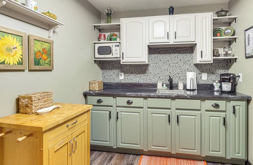 Clarksville Apartment | Private Patio! Studio 10 Mi to Dtwn Clarksville
