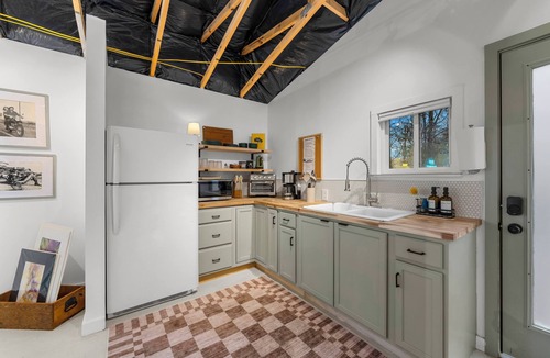 Weaverville House | Private, Quiet, Creative Retreat - Dog Friendly - 15 min to Downtown Asheville