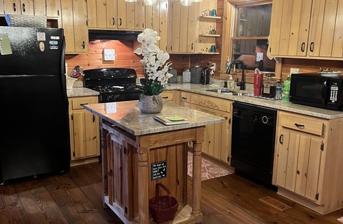 Cherry Log Cabin | Private retreat located seven miles from Ellijay & eight miles from Blue Ridge.