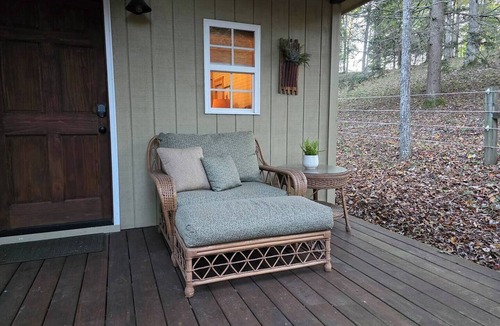 Jamestown Apartment | Private romantic Tiny Home King bed Jamestown
