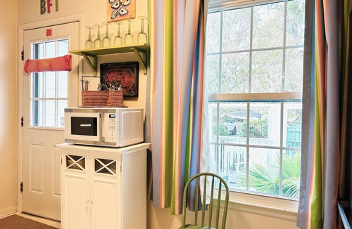 The Old Commons House | Promotions! Stylish Historic District Retreat Courtyard Bikes Walk