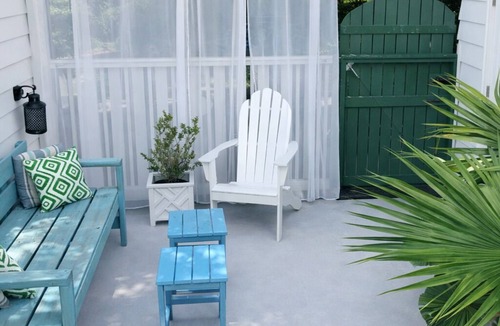 The Old Commons House | Promotions! Stylish Historic District Retreat Courtyard Bikes Walk