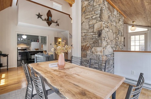 Mars Hill House | Prv Pond, Yard, Main+Guest House | Hamersmith Hollow Retreat Estate by AvantStay