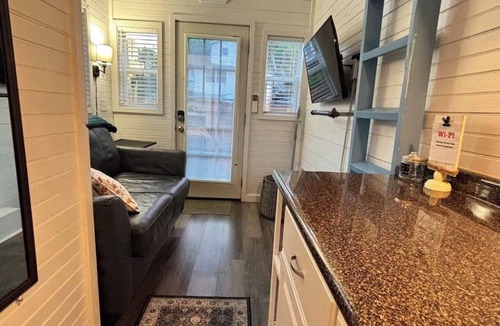 Vienna Cabin | Quaint 1-bedroom tiny home with loft bed in charming Parkersburg