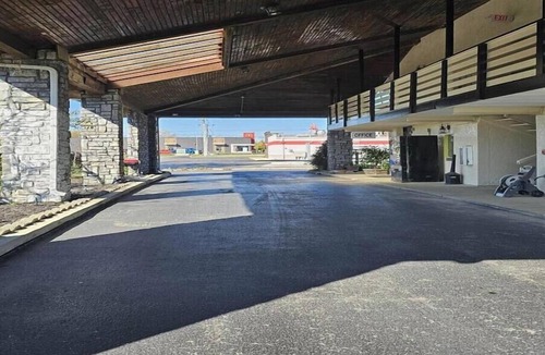 Brookville Apartment | Queen Bed Non-Smoking