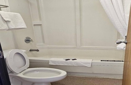 Brookville Apartment | Queen Bed Non-Smoking