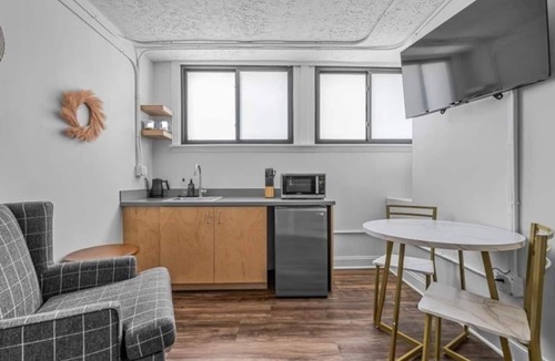 Charlotte Street Apartment | Queen Suite + Kitchenette