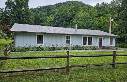 Hendersonville House | Quiet 3 Bedroom home surrounded by mountains in Hendersonville NC