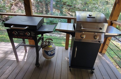 Boger City Cabin | Quiet and relaxing cabin by the creek! Pet-Friendly!